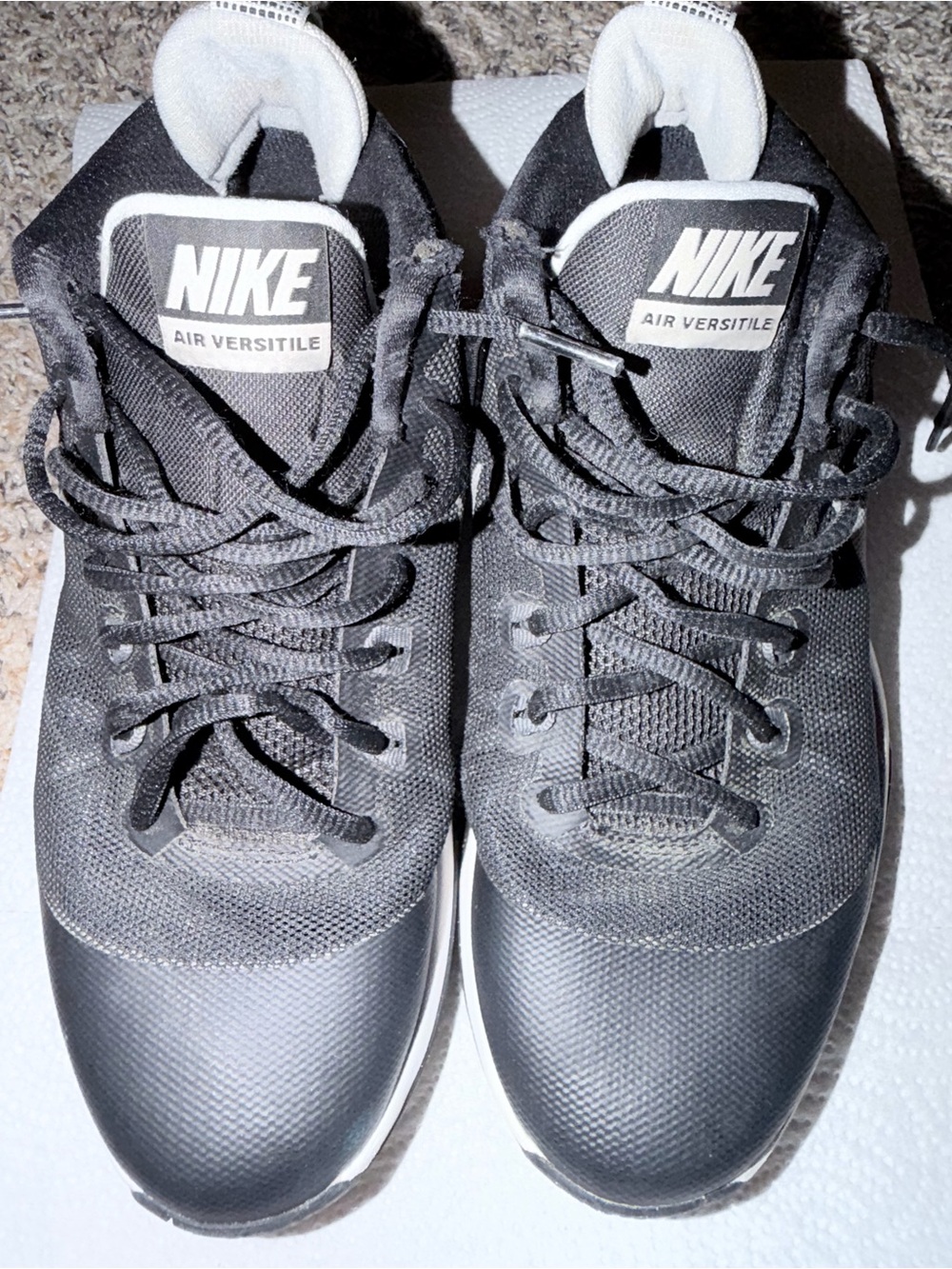 Nike Men's Black and White Air Versitile Sneakers